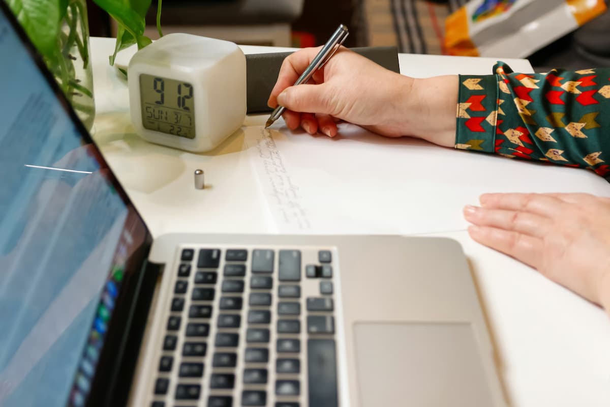 Mistake 1: Not Knowing Whether You Need a CV or a Resume 